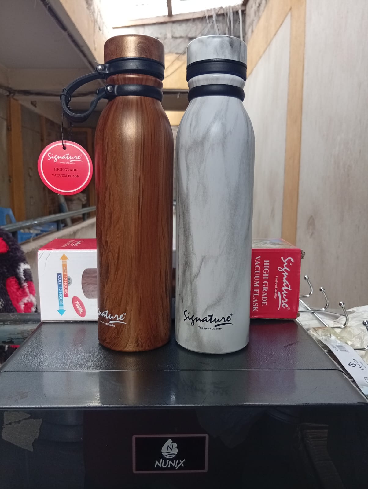 ✔️PROMOTIONS✔️Signature 750 ML High Grade Unbreakable Vacuum Flask - Wooden Shade.Made from quality stainless steel
Features an unbreakable liner and case
Vacuum insulated
Retains hot liquid
Retains c