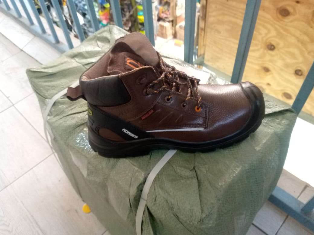 NEW ARRIVAL 🪄 Fashion Safety Boots Steel Toe Work Shoes Durable Leather Upper. Steel Toe Anti-crash: European standard steel head impact resistance of 200J
Kevlar Midsole Anti-puncture：This steel toe