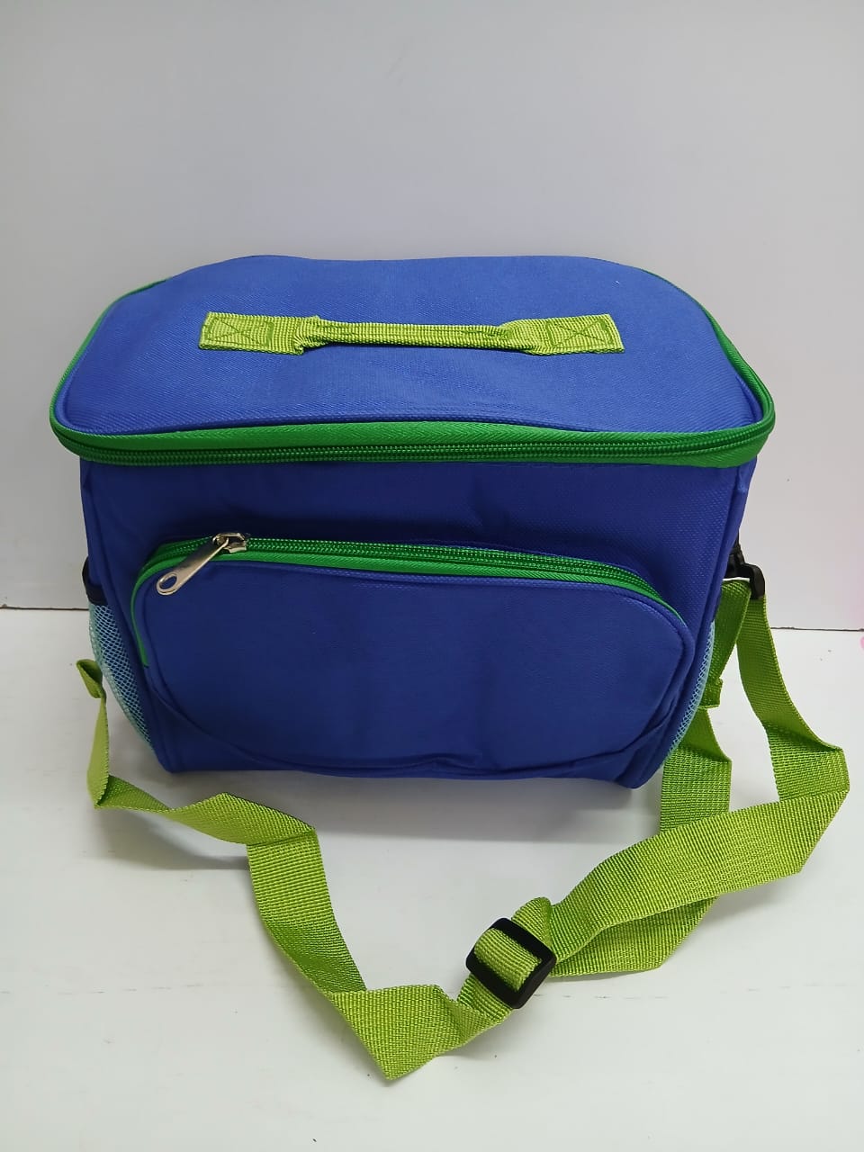 🎉▶️Thermo insulated lunch bag🎇100% brand new and high quality

 

*Portable heat preservation bags, waterproof coat, antifouling bladder.

*With tin foil inside, can use as both insulated and cooler