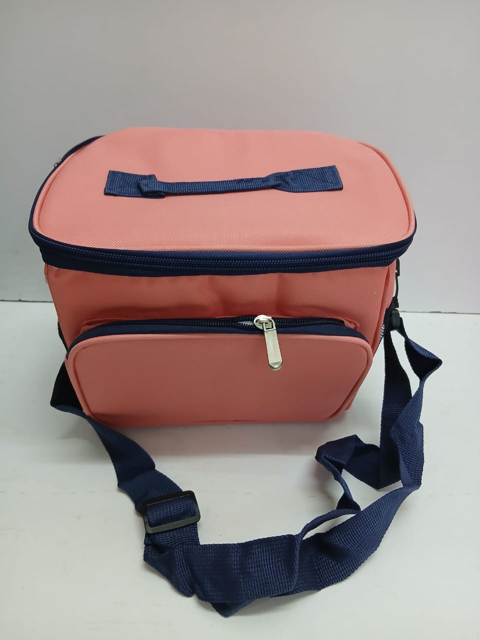 🎉▶️Thermo insulated lunch bag🎇100% brand new and high quality

 

*Portable heat preservation bags, waterproof coat, antifouling bladder.

*With tin foil inside, can use as both insulated and cooler