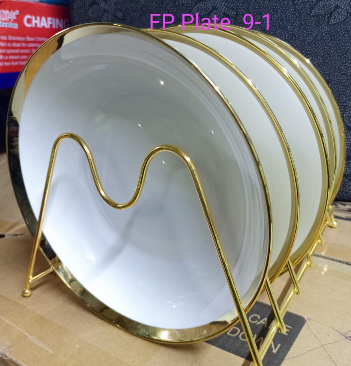 6 PCS WHITE CERAMIC DINNER PLATES WITH GOLD RIM
