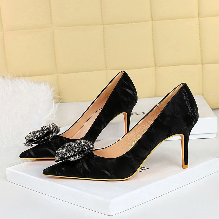 Chinese style women's shoes, banquet high heels, shallow cut pointed toe, side hollowed out rose water diamond