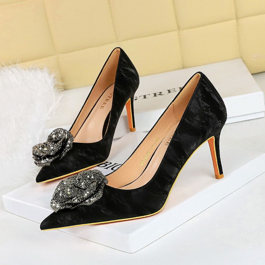 Chinese style women's shoes, banquet high heels, shallow cut pointed toe, side hollowed out rose water diamond