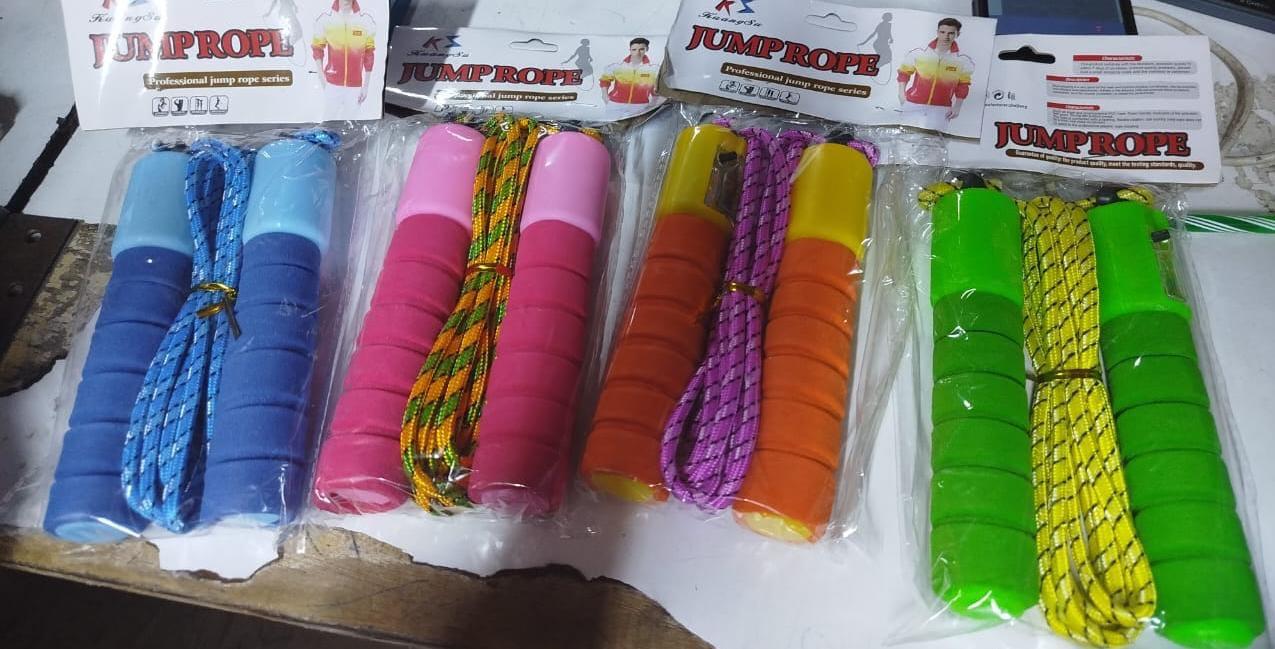 2 PCS DIGITAL SKIPPING ROPES WITH CALLIBRATION - Made of high quality material that is durable and fitted with soft padded handles for maximum grip and comfort .