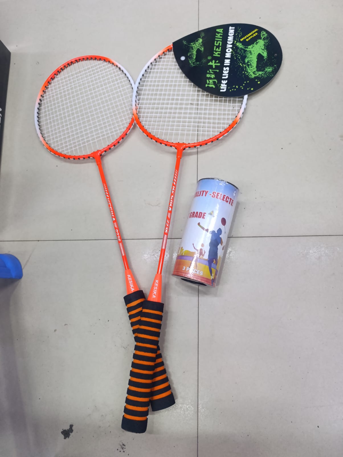 Badminton Racket Set with 3 Shuttlecocks – Fun Outdoor Game, Includes one durable badminton racket and 3 quality shuttlecocks, Lightweight and easy to handle for kids and adults.