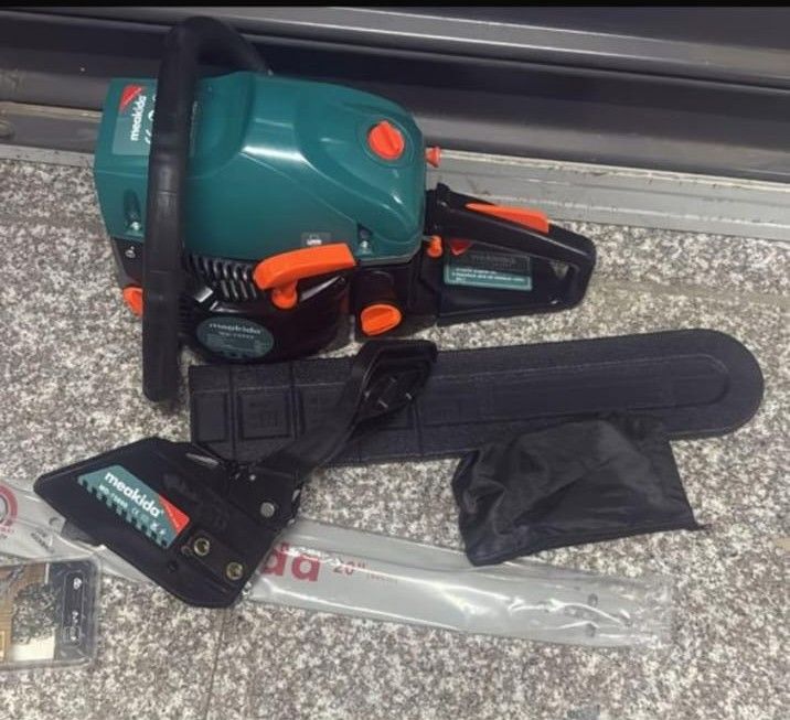 Meakida Gasoline Chainsaw – Powerful 2-Stroke Engine for Woodcutting & Forestry, Fast, efficient cutting for trees, branches, and firewood.
