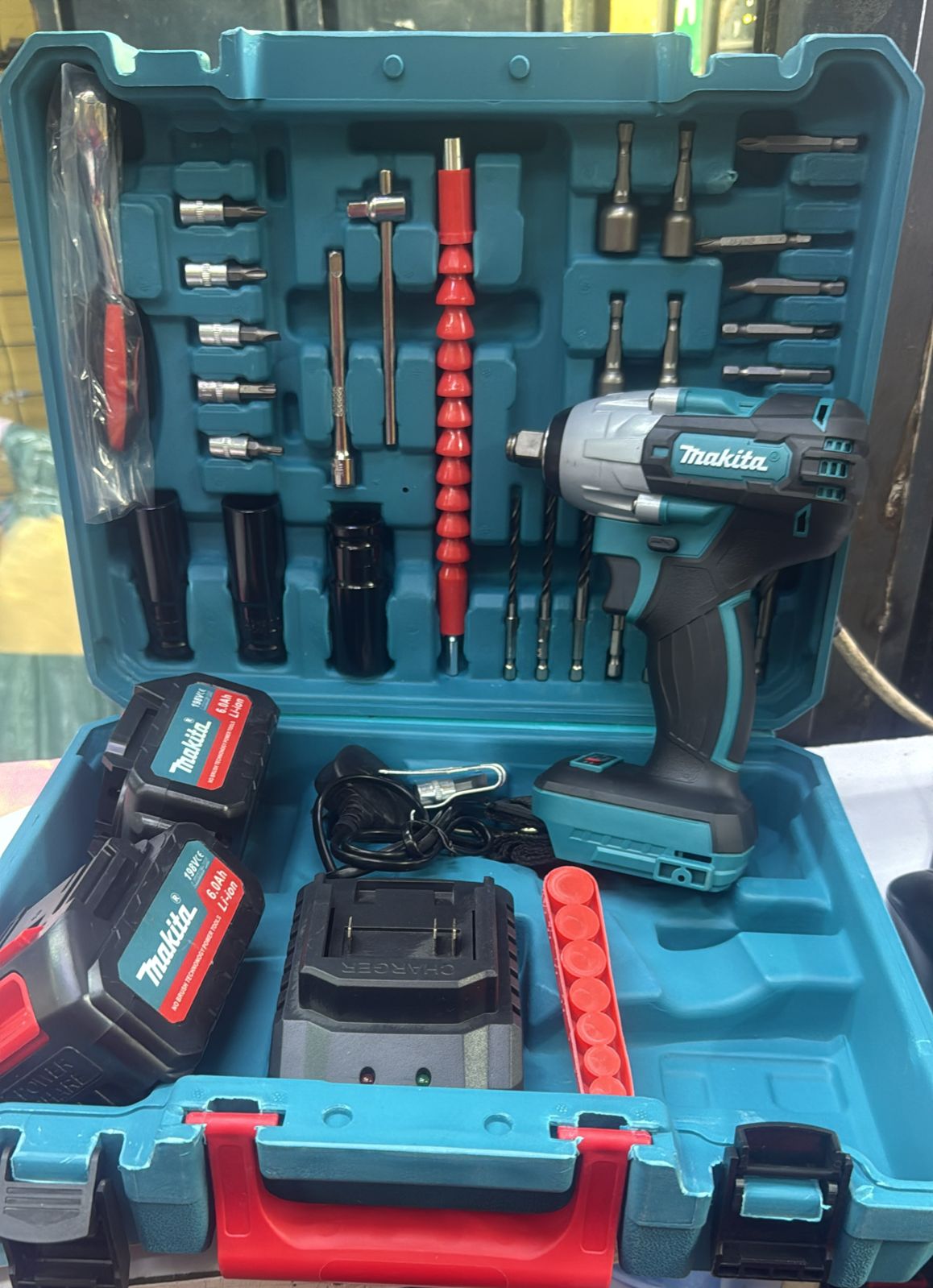 Makita Brushless Impact Wrench – High-Torque Cordless Power Tool for Professional Use, Effortlessly loosens stubborn nuts and bolts.