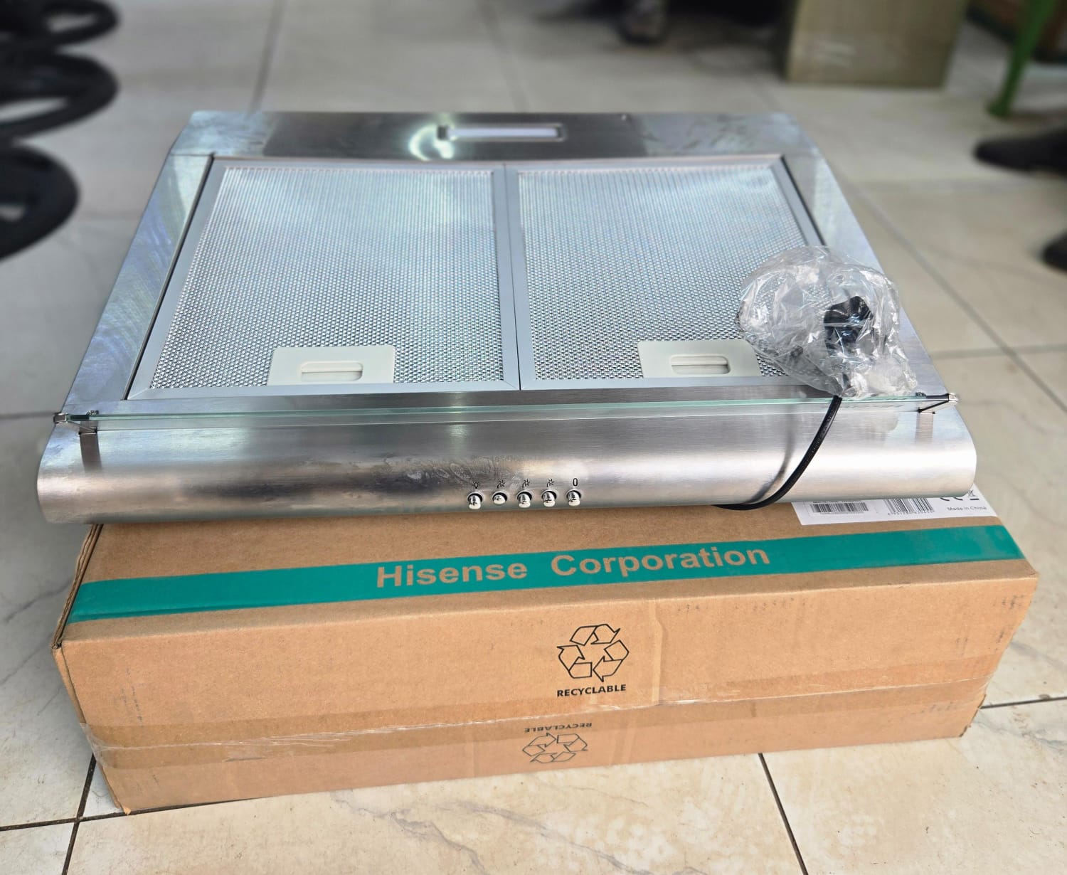 Hisense HHO60PASS 60cm Kitchen Hood - Venting with Air Extraction or Recirculation, Stainless Steel +Front Transparent Glass, Washable Aluminum Grease Filters, Push Button Control.
