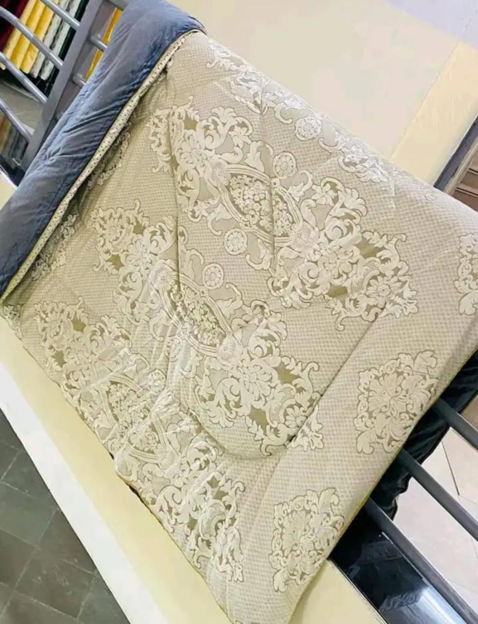 Luxury Silk Duvet Set 6×7 – Complete 6-Piece Bedding Set, 1 silk duvet, 1 bedsheet, 2 pillowcases & 2 throw pillowcases, Smooth, silky fabric for a soft, luxurious feel,Breathable, lightweight & comfy