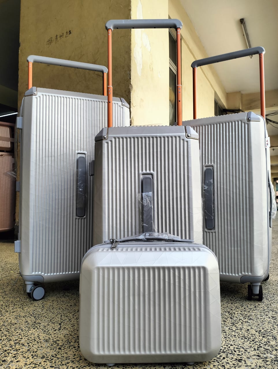 4 IN 1 NEW FASHION TRAVEL SUITCASE WITH BIG HANDLE - Made of brand new extra-thick PC+ABS  RUBBER materials for hard-shell, which make the luggage more durable, lighter and impact-resistant.