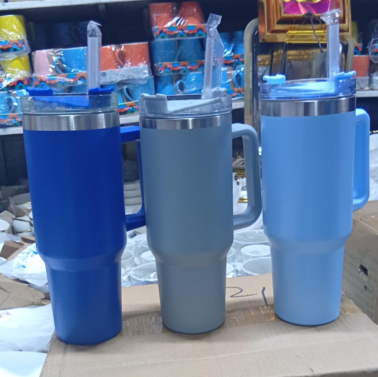 Stanley Cup: 1.2ltrs The Ultimate Durable and Insulated Drinkware - Double-wall vacuum insulation for temperature retention
Flow State™ lid with three-position rotating cover .