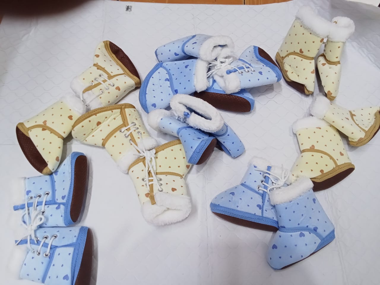 1 PAIR OF WARM BOOTIES FOR KIDS (1 YEAR UP)