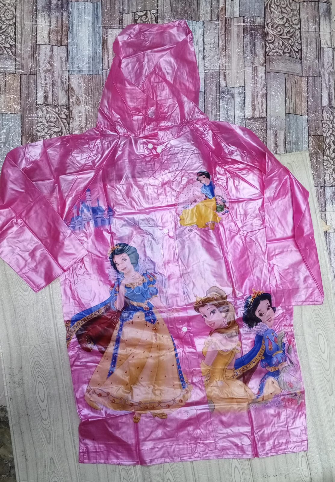 KIDS CARTOON THEMED RAINCOATS - Made of polyester, an environmentally friendly, non-toxic, odorless and harmless material.