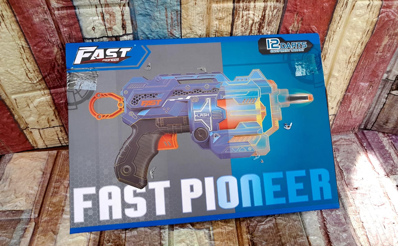 PIONEER MANUAL NERF GUN - No batteries required Includes 12 soft darts
