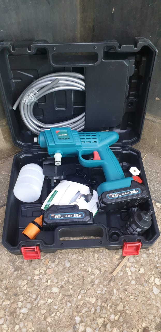 MEAKIDA CORDLESS CAR WASHER - Large water outlet, two kinds of water spout shapes design, high-pressure direct injection, fan-shaped spray, and the nozzles can be changed freely .