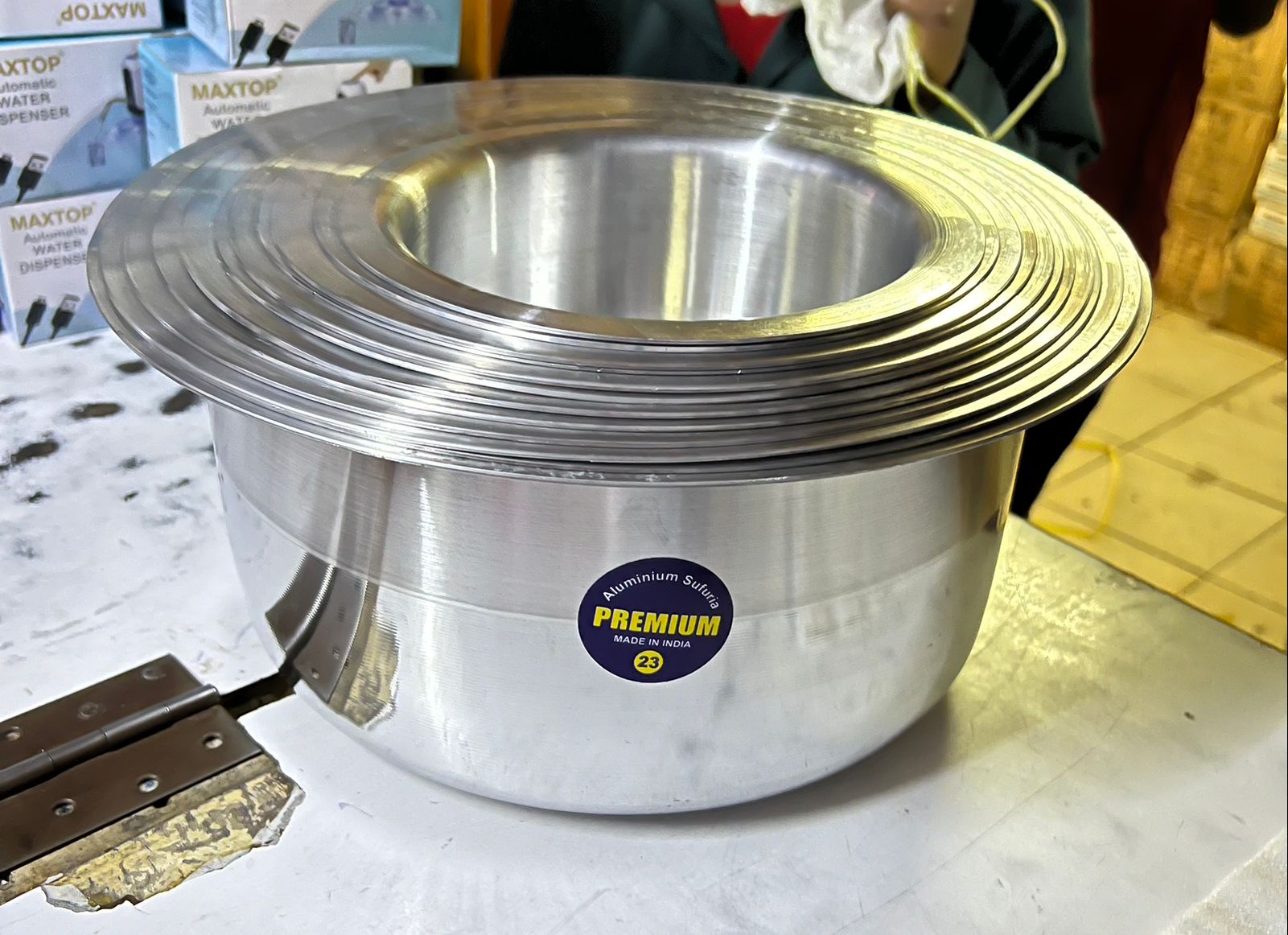 12pcs Cookware Set extra heavy Aluminum Sufuria  FeaturesStainless aluminum offers Excellent cooking performance. Ideal for open charcoal jiko or firewood cooking.Durable and easy to clean
