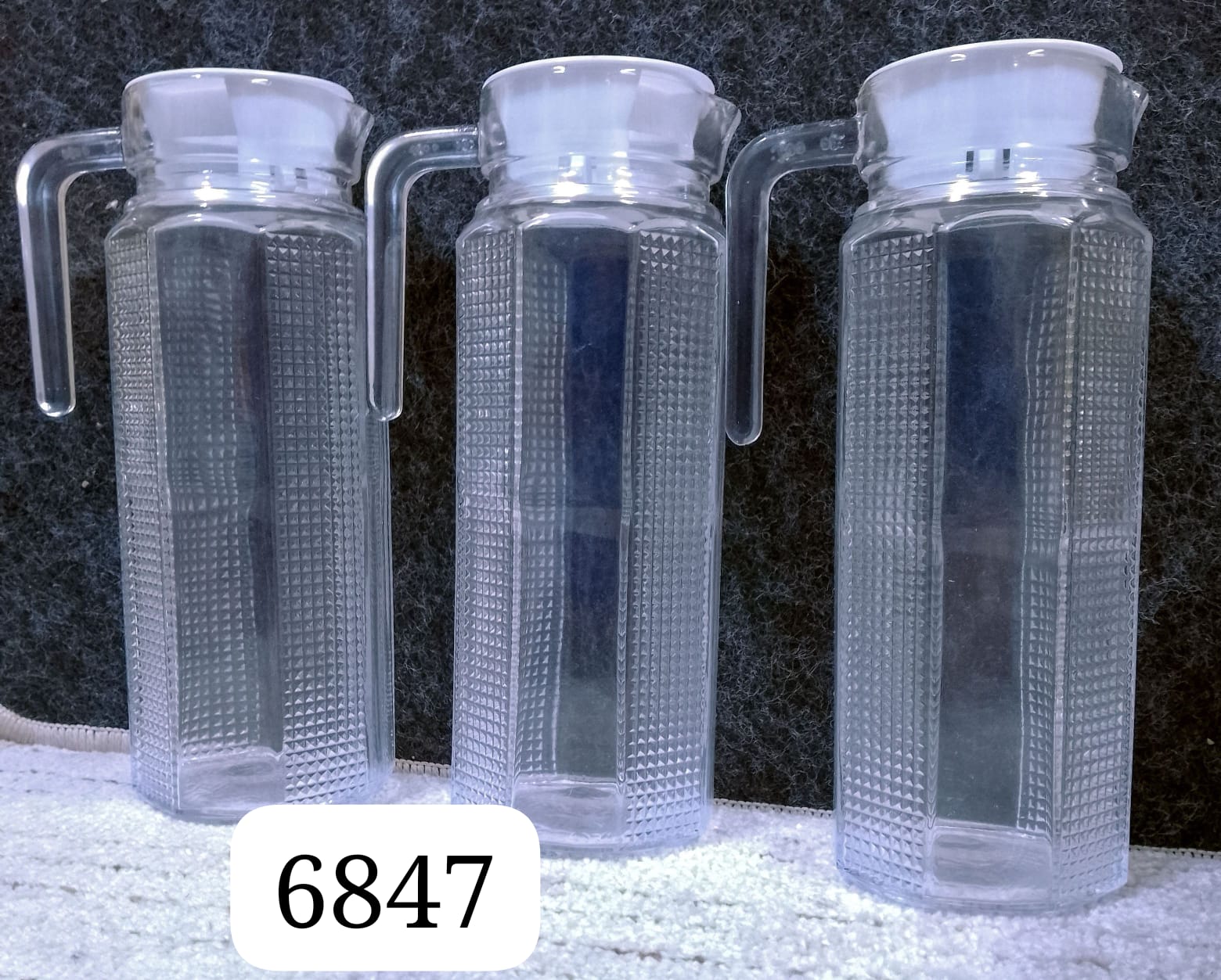 Glass jug Serve your favorite beverages in style with this high-quality water jug, designed for both everyday use and special occasions.