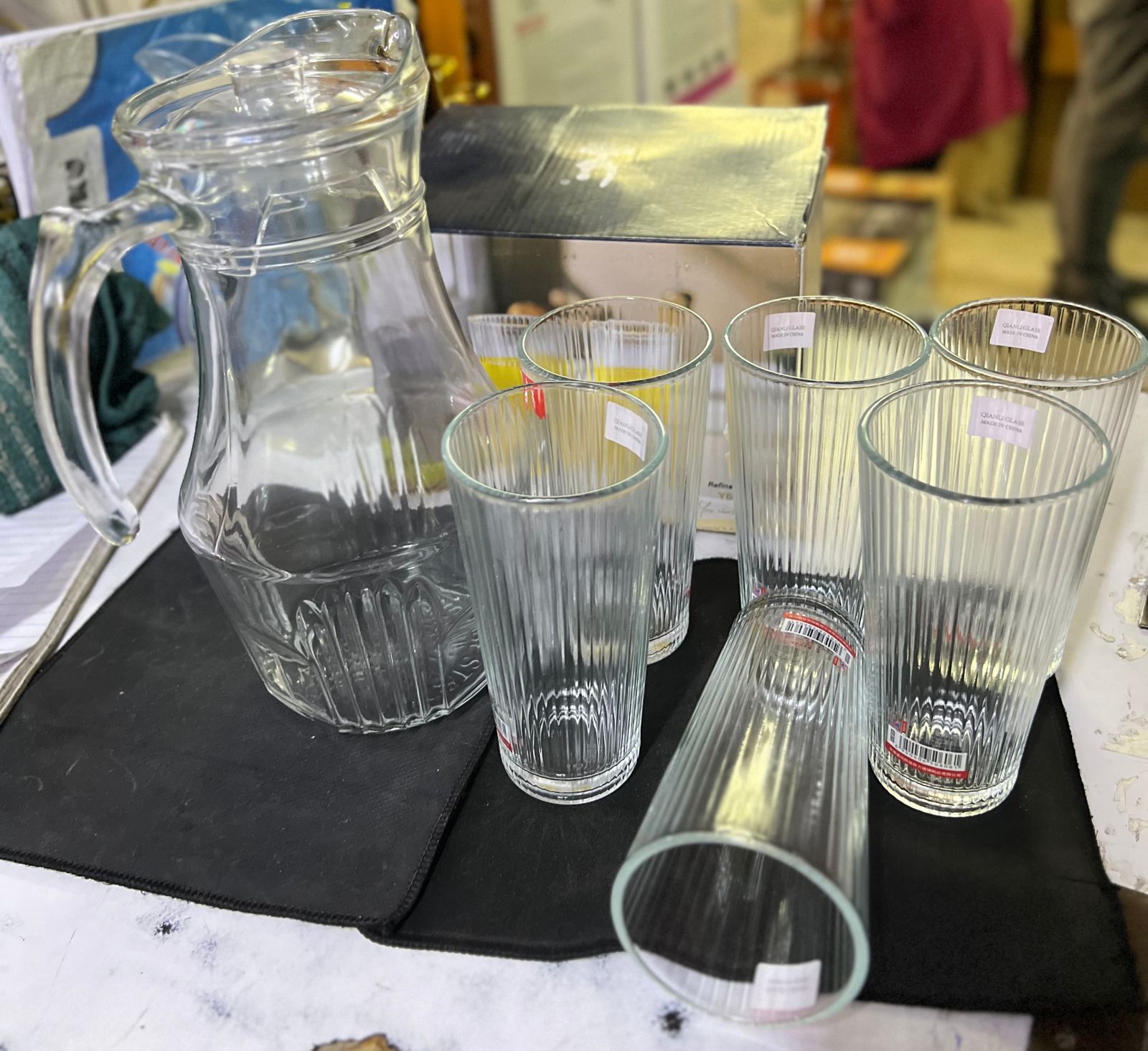 6 pcs glass and glass jur 1.8 L High Quality 6 Glasses and one Jug
Drink ware type: Wine glass
Material: Glass
Dishwasher safe