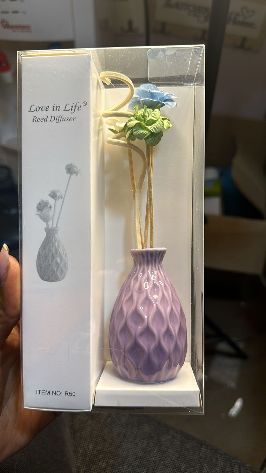 Decorative flowers &ceramic vase Reed diffuser  with 50ml long lasting  essential oil Available IN 6 scents, LAVENDER, LILY, OCEAN, ROSE, JASMINE & LEMON