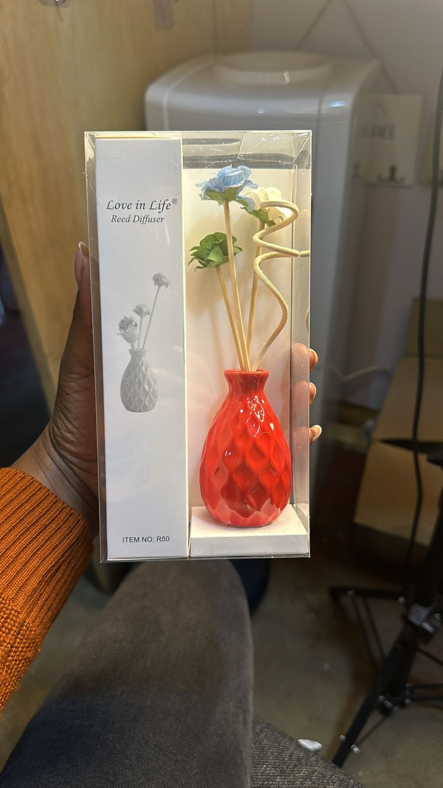 Decorative flowers &ceramic vase Reed diffuser  with 50ml long lasting  essential oil Available IN 6 scents, LAVENDER, LILY, OCEAN, ROSE, JASMINE & LEMON