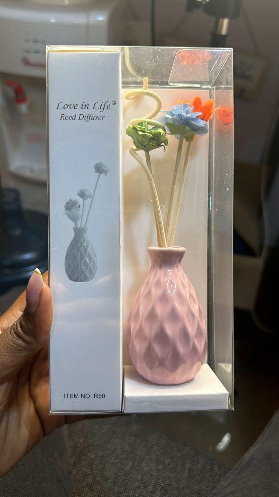 Decorative flowers &ceramic vase Reed diffuser  with 50ml long lasting  essential oil Available IN 6 scents, LAVENDER, LILY, OCEAN, ROSE, JASMINE & LEMON