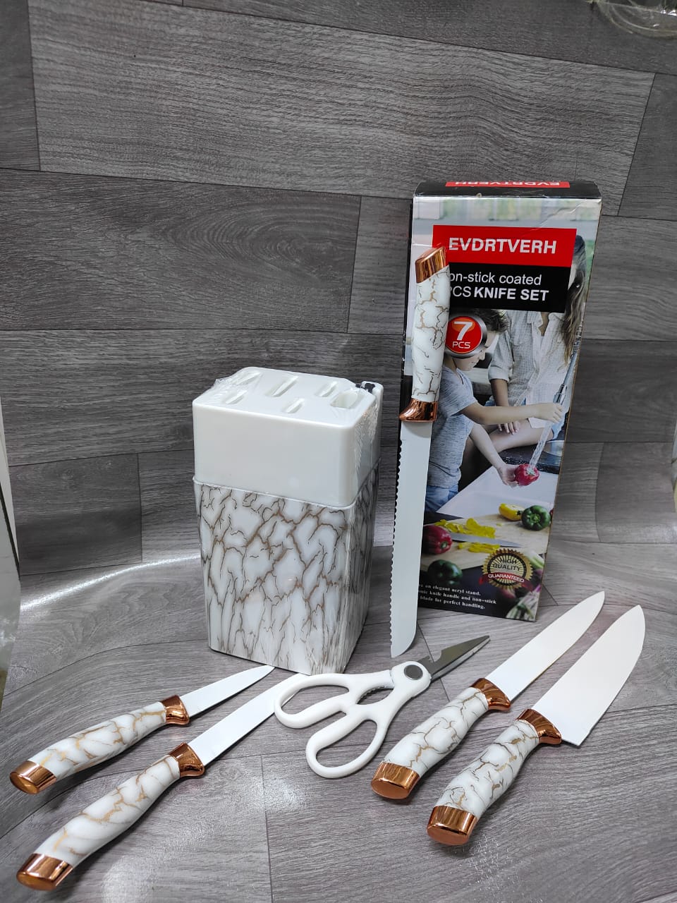 7pcs Professional CHEF KNIFE SET Knives crafted with precision from stainless steel for sharpness and durability.
Versatile selection of knives for various cutting tasks.
Comfortable and ergonomic han