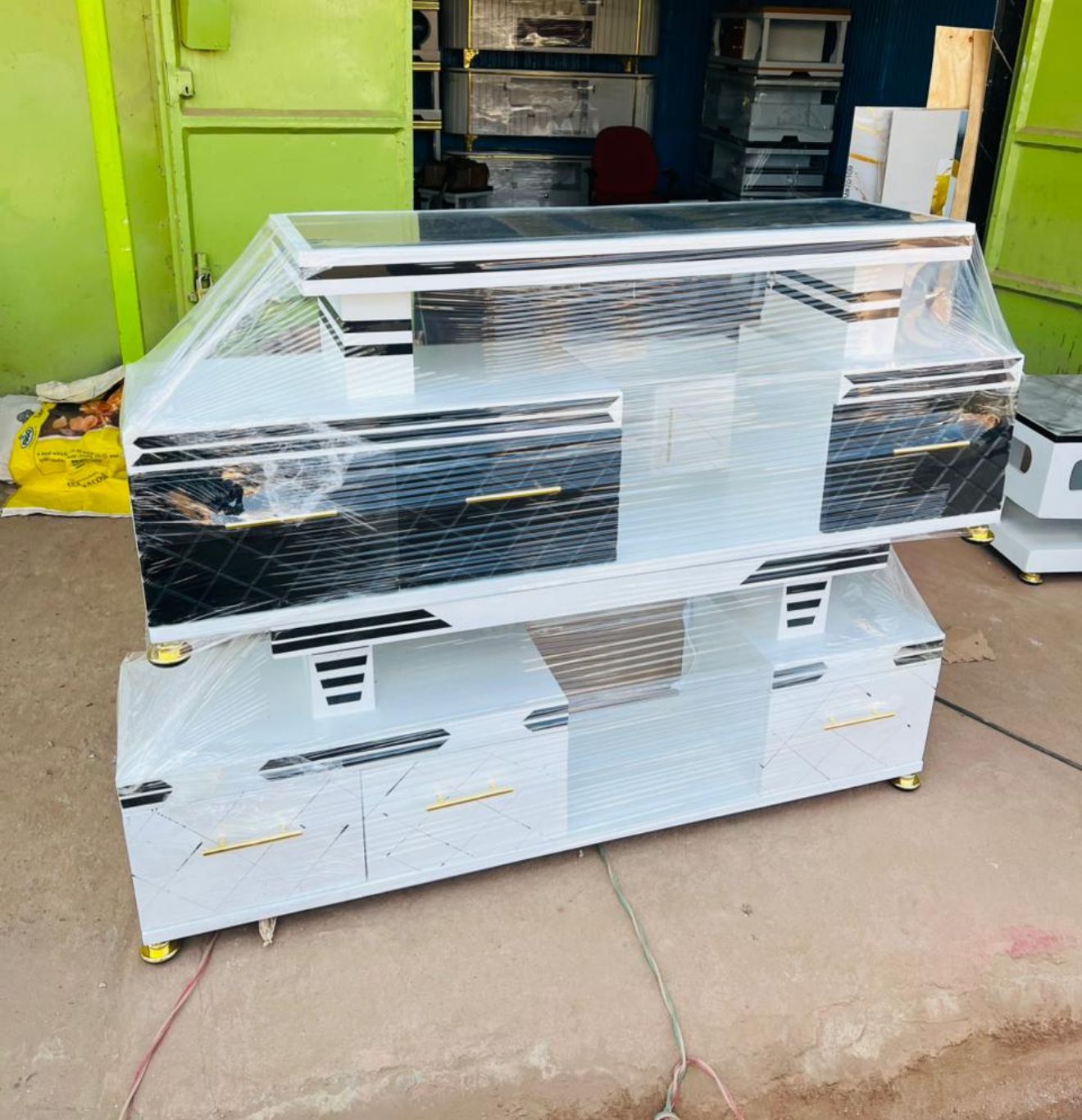 Executive tv stand with marble coating and light  Durable Marble Top – Hard‑wearing and heat‑resistant surface that’s easy to wipe clean.
Solid Base and Frame – Strong support (often wood, metal, or