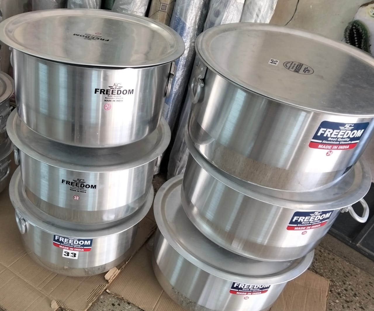HEAVY DUTY STAINLESS SILVER STEEL SUFURIA DURABLE AND NEVER RUSTS.LARGE ENOUGH TO CATER FOR YOUR IN SCHOOL, HOTEL ,BIG FUNCTION LIKE WEENDING EVEN YOU CAN USE AT HOME TO COOK
