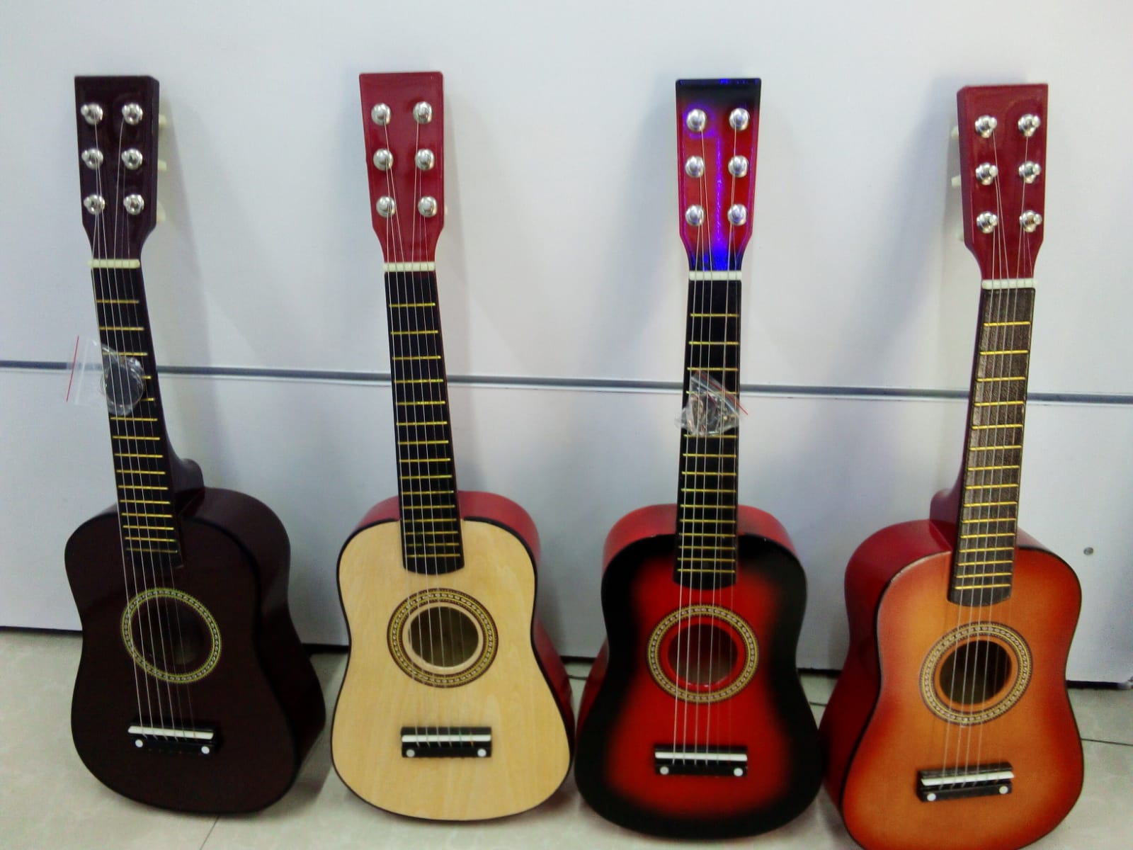 23 inches Acoustic guitar clear sound, comfortable grip, smooth surface, suitable for children and beginner.
Adjust strings’ tighten or loose, create different sounds, guitar different sounds can trai