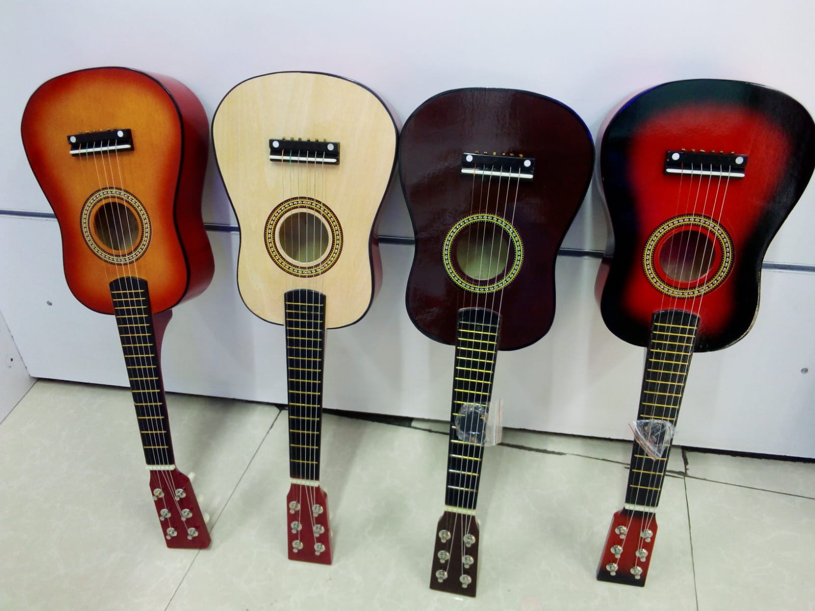 23 inches Acoustic guitar clear sound, comfortable grip, smooth surface, suitable for children and beginner.
Adjust strings’ tighten or loose, create different sounds, guitar different sounds can trai
