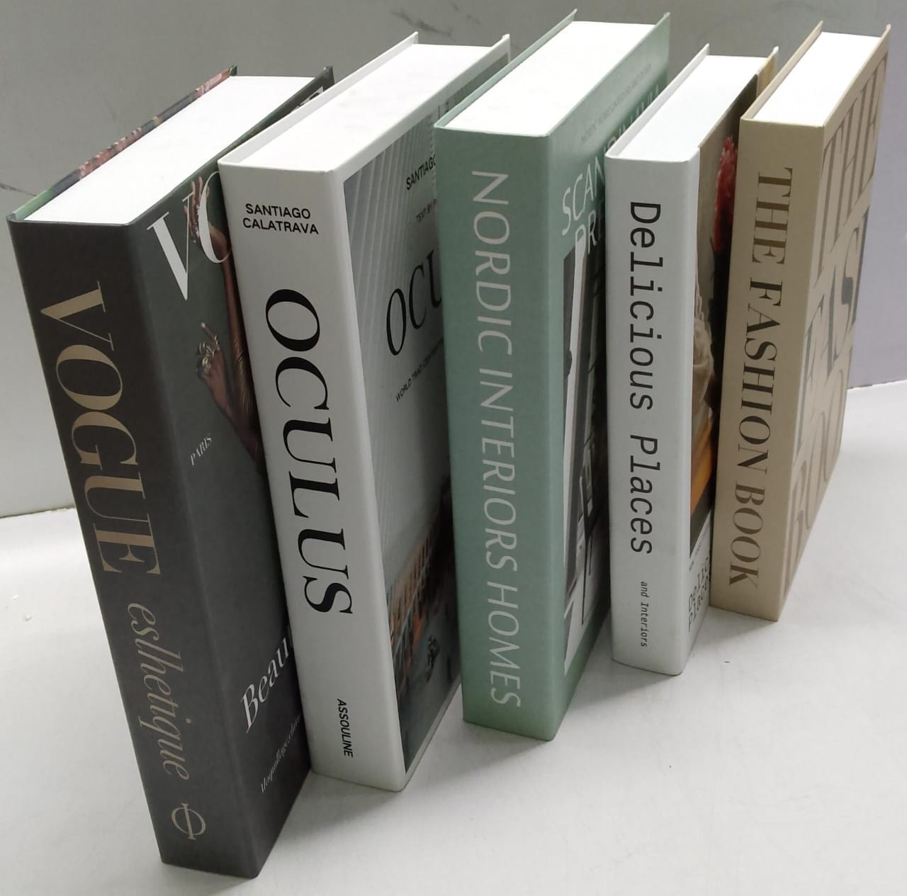 *New arrival* 🥳🎊🎊🎉

*Decorative Dummy book your design needs Decorative books for coffee tables, bookshelves and interior design styling - Stack deco boo


*Available in 5colours as shown above*👆