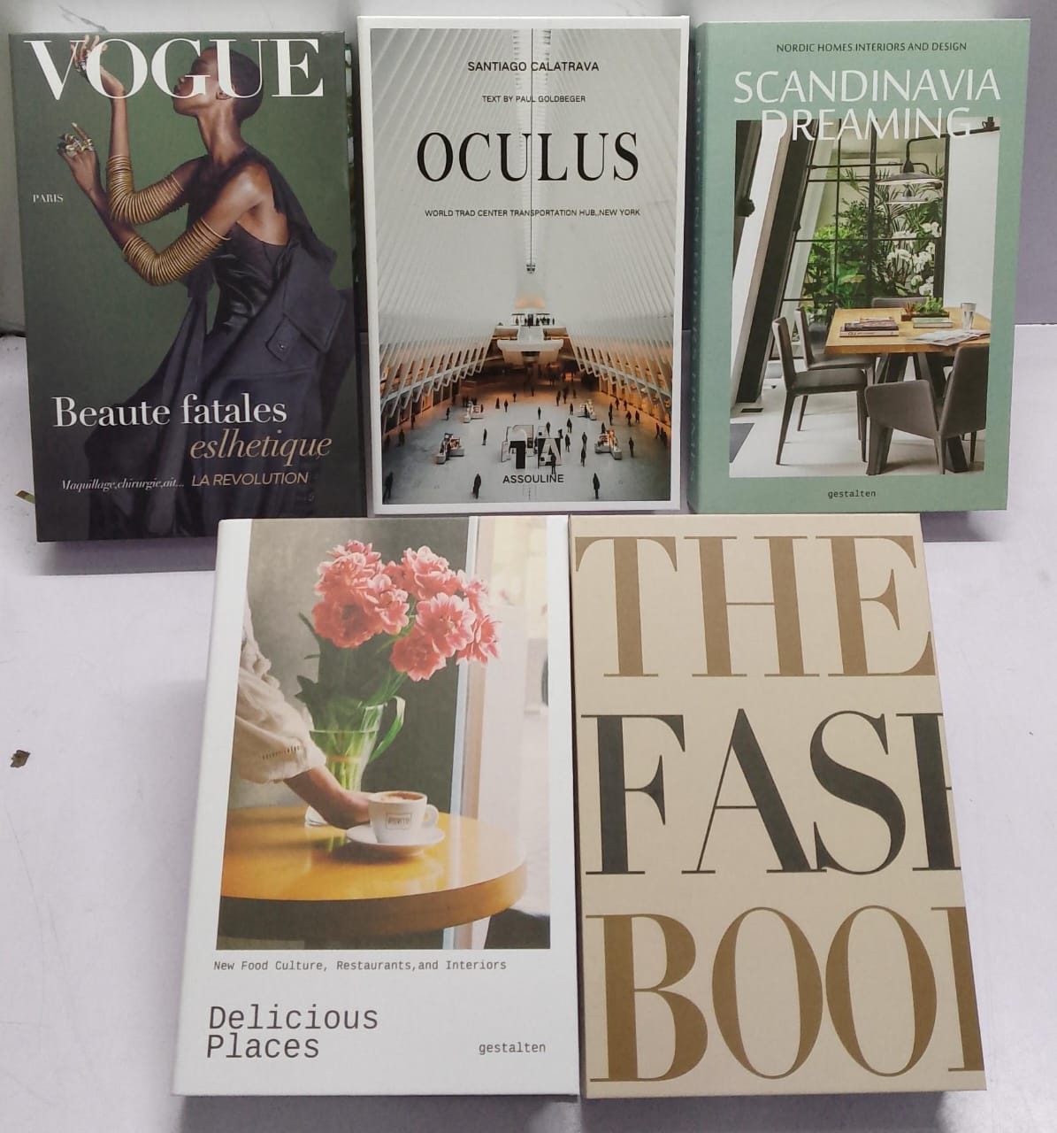 *New arrival* 🥳🎊🎊🎉

*Decorative Dummy book your design needs Decorative books for coffee tables, bookshelves and interior design styling - Stack deco boo


*Available in 5colours as shown above*👆