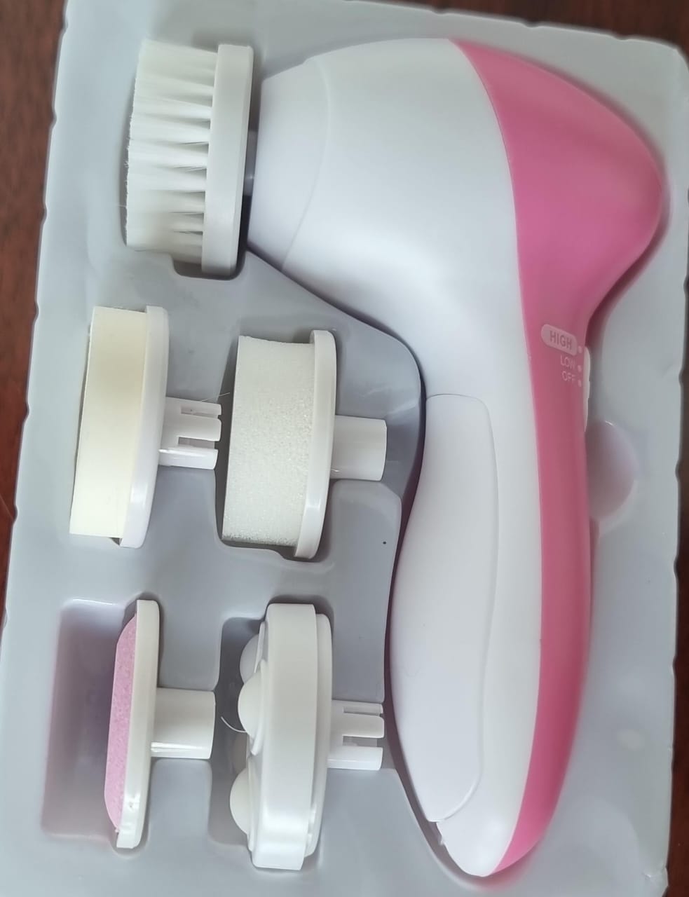 GET YOURS TODAY 😇😇*♦️5in1 beauty care massager now available in 3 colours Multi-function 5 in 1 Deep cleansing, facial cleanser, face spa skin care exfoliating brush, latex sponge, rolling massager,