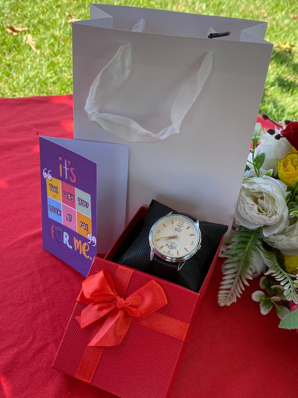 🎁🎁4 piece men's valentine gift set. Comprises of; a leather watch, a gift card, a bag and a box