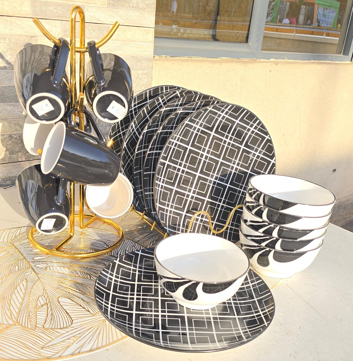 16pcs Black and white Dinner Set Contain: 6 cups, 6 bowls, 6 plates  Simple and elegant with a high gloss finish, this 16 pieces dinner set would look stunning and is the perfect choice to complement
