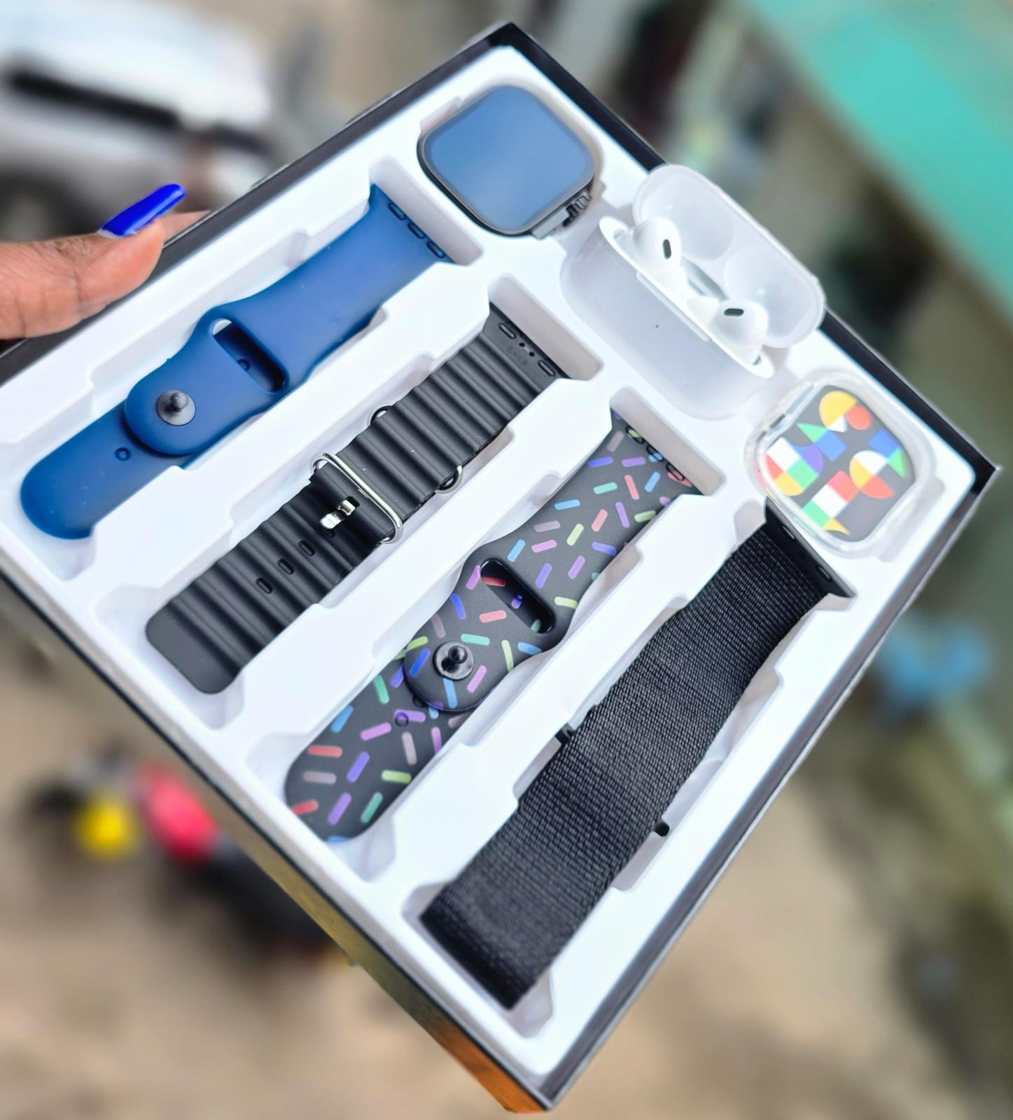 Modern Ultra 7 in  1 Strap Watch. Contains; 4 strap, 1 digital watch, 1 manual watch, 1 watch cover and a pair of ear pods. 
▪️Heart rate,blood pressure, sleep monitoring