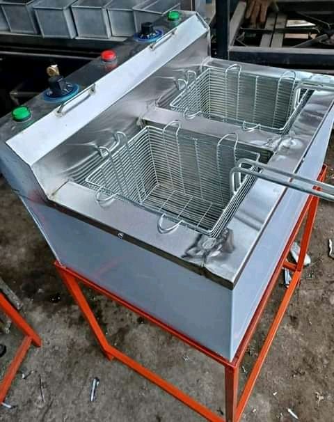 20L commercial double deep fryer. is commonly used in restaurants, fast-food outlets, and other catering establishments for frying large quantities of food such as chips (French fr