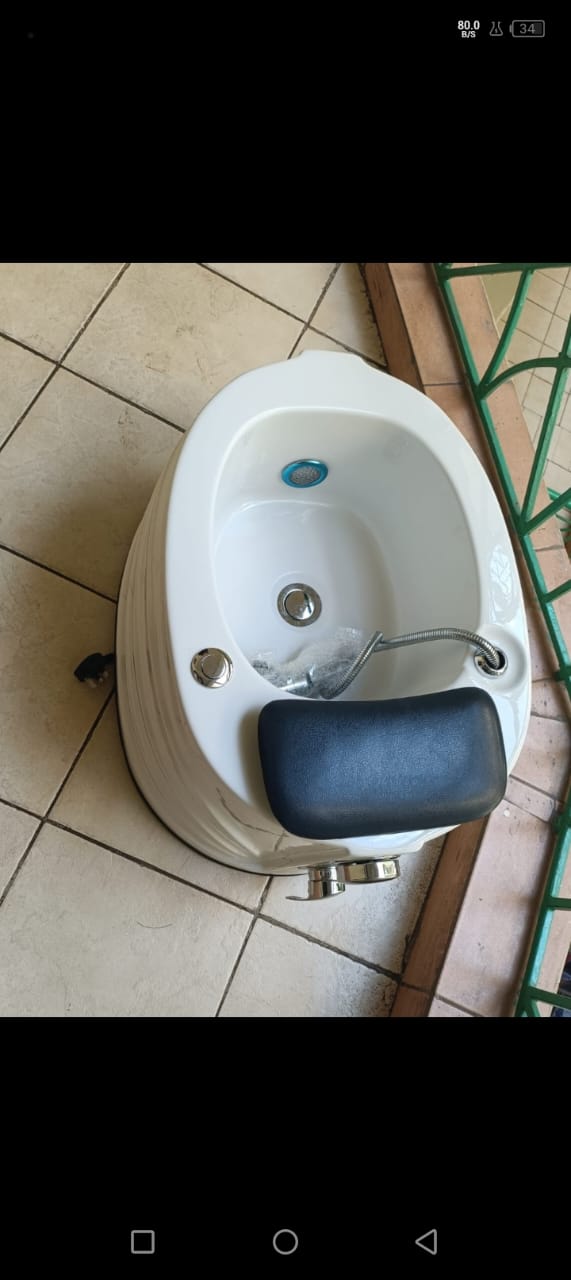 pedicure foot spa basin. 
This type of basin is commonly used in salons and spas for foot care treatments, including:
Foot Soaking: Used to soak feet in water, often with salts or essential oils, to r