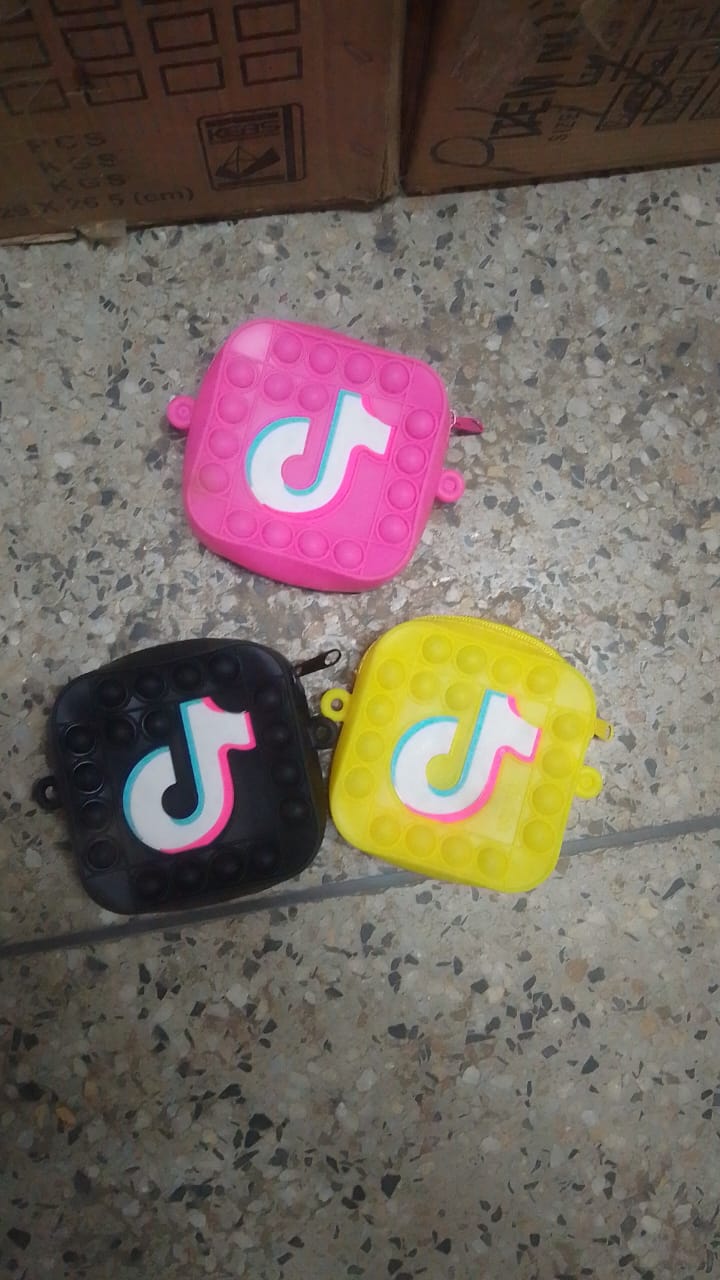 Girls TikTok Pop It Bag – Fun, Fashion & Fidget in One! 🎀Trendy, colorful, and super fun — the TikTok Pop It Bag is every girl’s new favorite accessory!It’s not just a bag — it’s a fashion statement