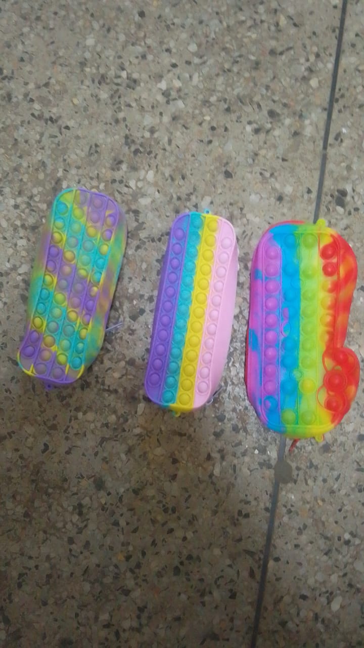 Pop It Pouch for Girls – Cute, Colorful & So Much Fun! 💖Let your little one carry her essentials in style and fun! The Pop It Pouch for Girls combines trendy design with a relaxing fidget feature —