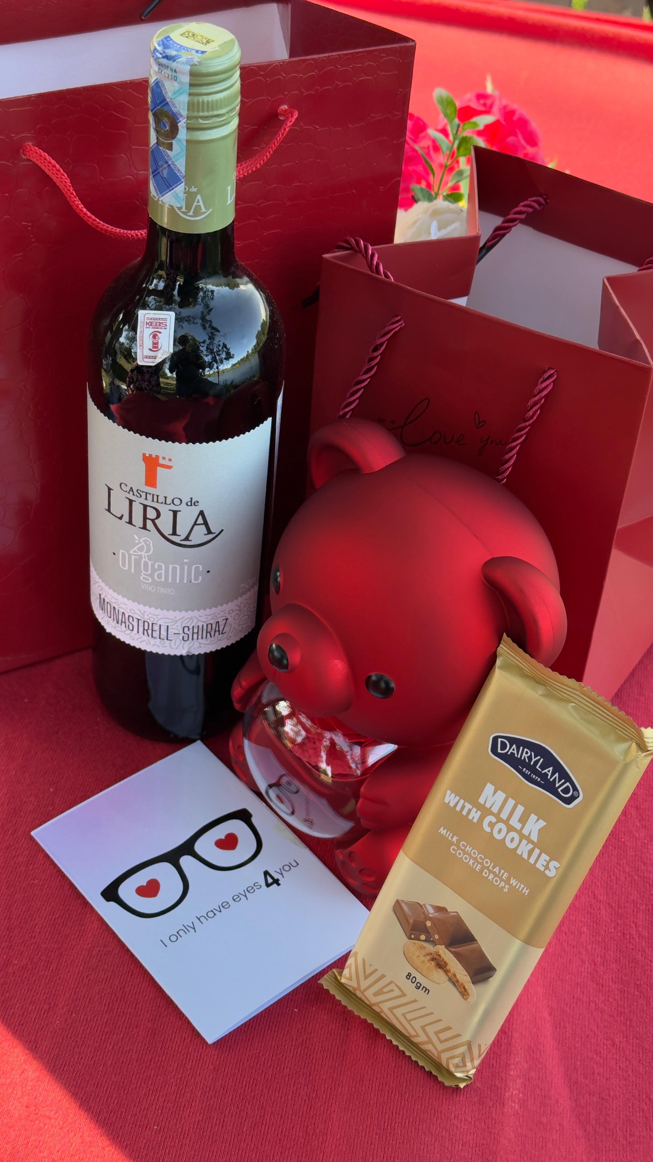 VALENTINES LADIES GIFT SET💞👩‍❤️‍💋‍👩
*❣️Chocolate bar
❣️Necklace/Ring holder Doll
❣️Wine bottle
❣️Card & Bag