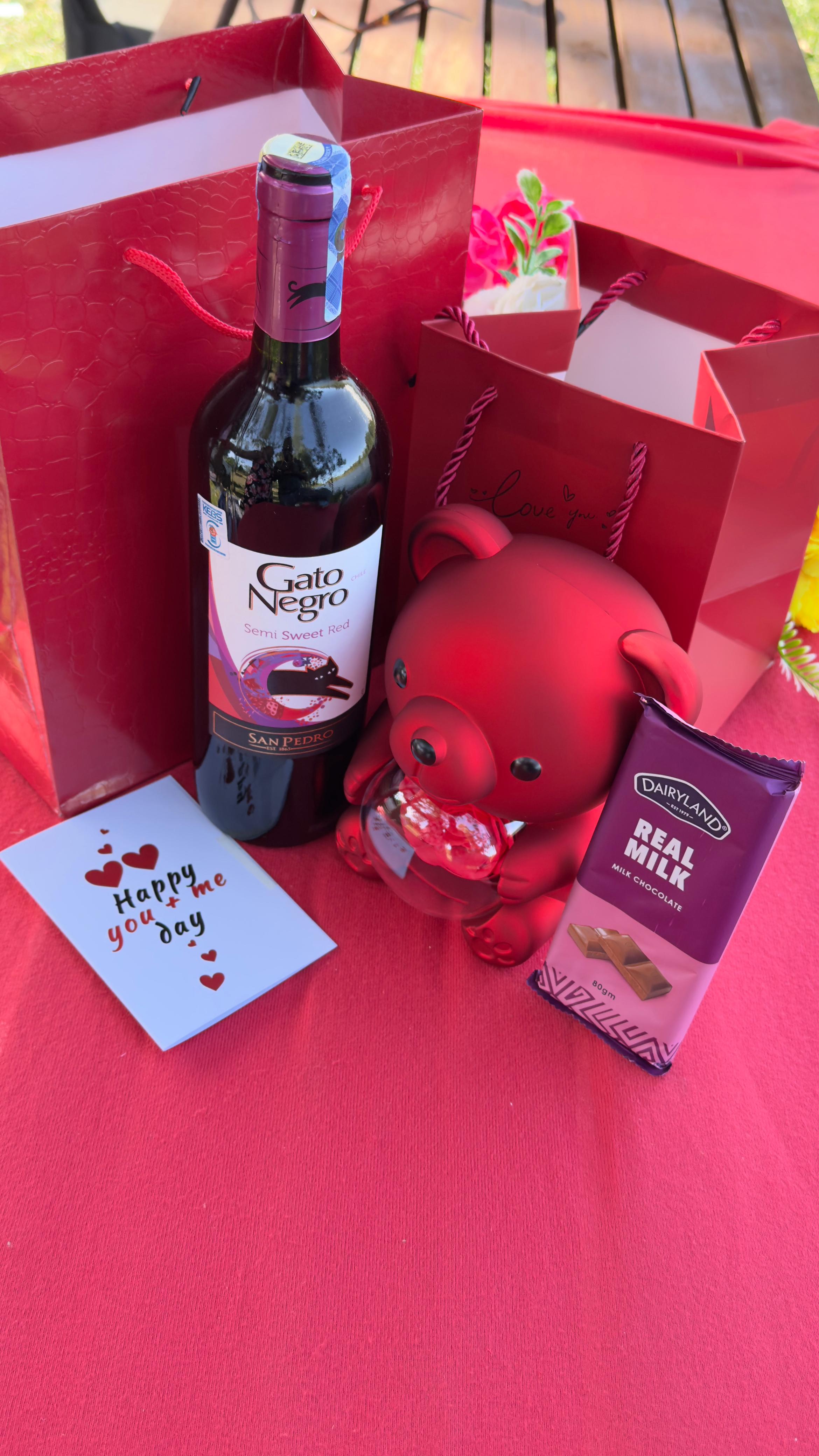 VALENTINES LADIES GIFT SET💞👩‍❤️‍💋‍👩
*❣️Chocolate bar
❣️Necklace/Ring holder Doll
❣️Wine bottle
❣️Card & Bag