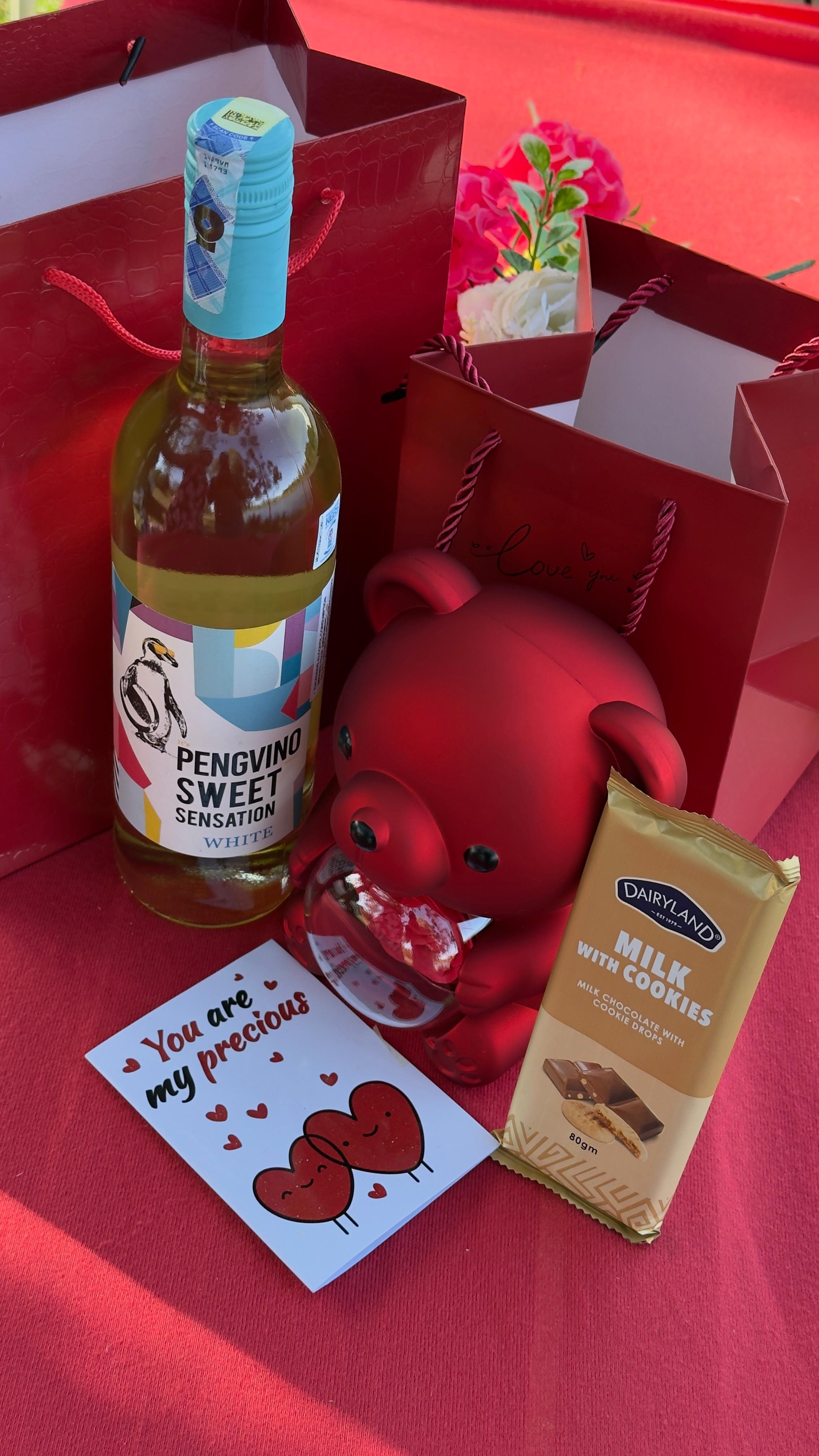VALENTINES LADIES GIFT SET💞👩‍❤️‍💋‍👩
*❣️Chocolate bar
❣️Necklace/Ring holder Doll
❣️Wine bottle
❣️Card & Bag