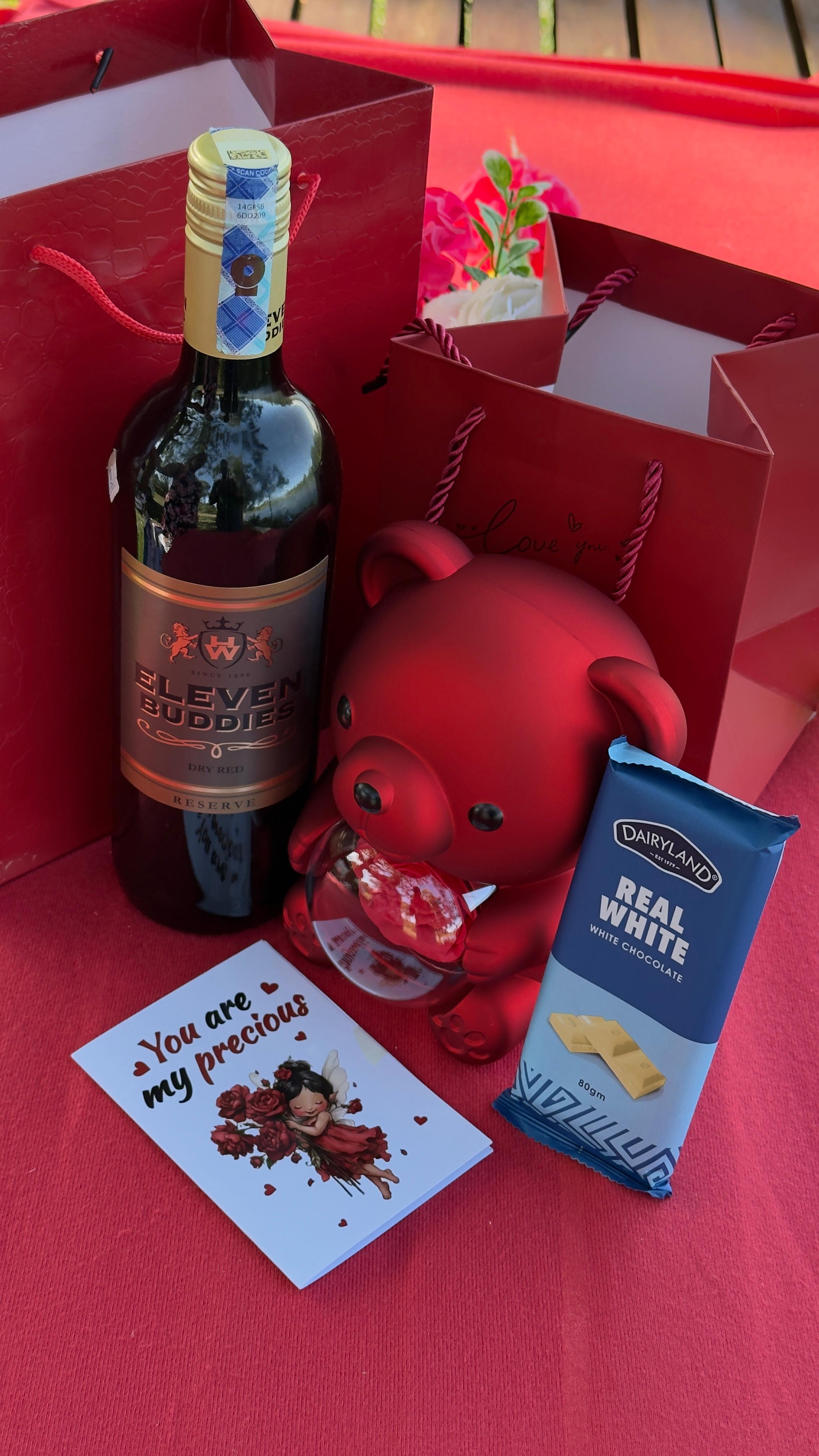 VALENTINES LADIES GIFT SET💞👩‍❤️‍💋‍👩
*❣️Chocolate bar
❣️Necklace/Ring holder Doll
❣️Wine bottle
❣️Card & Bag