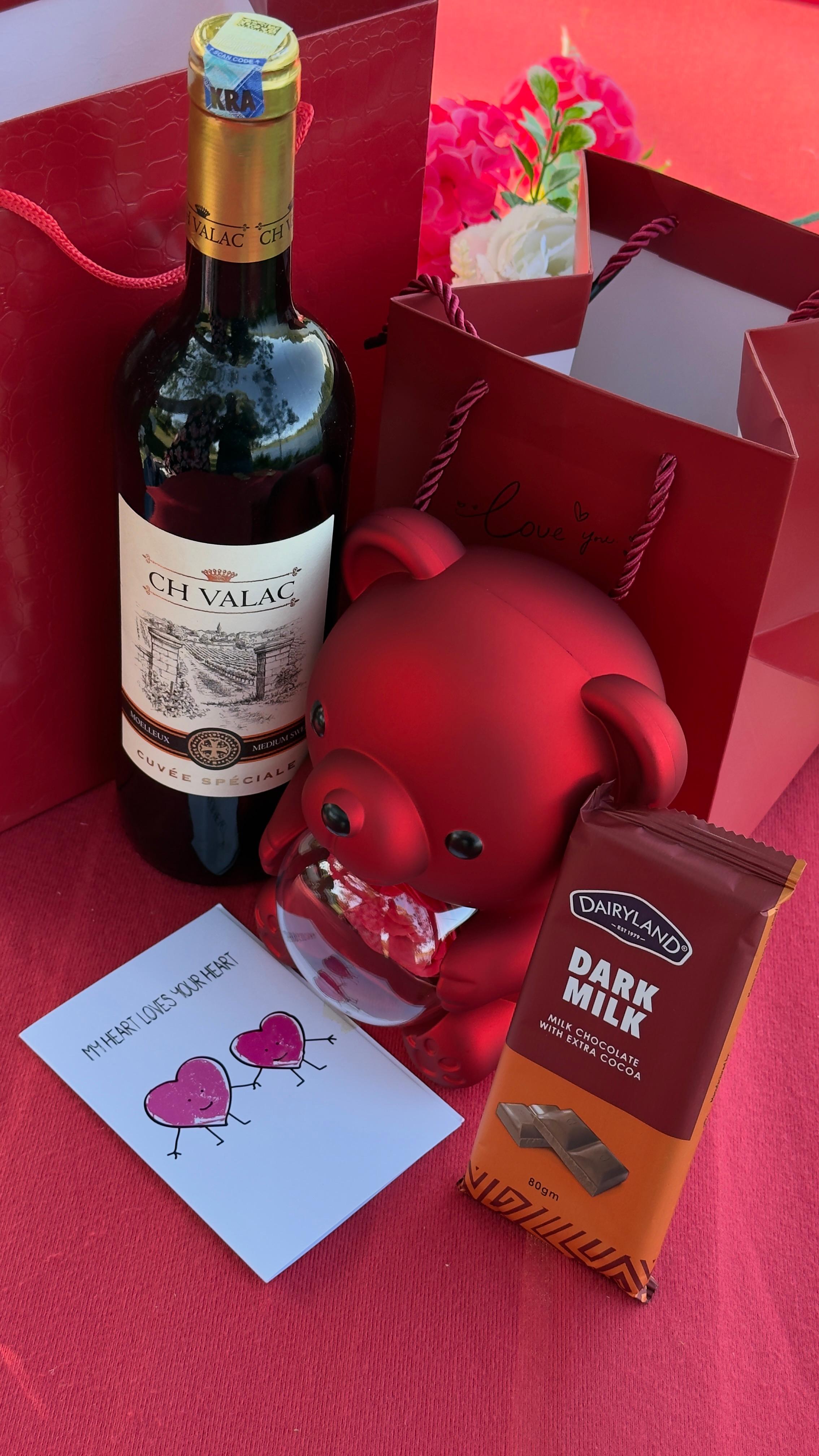VALENTINES LADIES GIFT SET💞👩‍❤️‍💋‍👩
*❣️Chocolate bar
❣️Necklace/Ring holder Doll
❣️Wine bottle
❣️Card & Bag