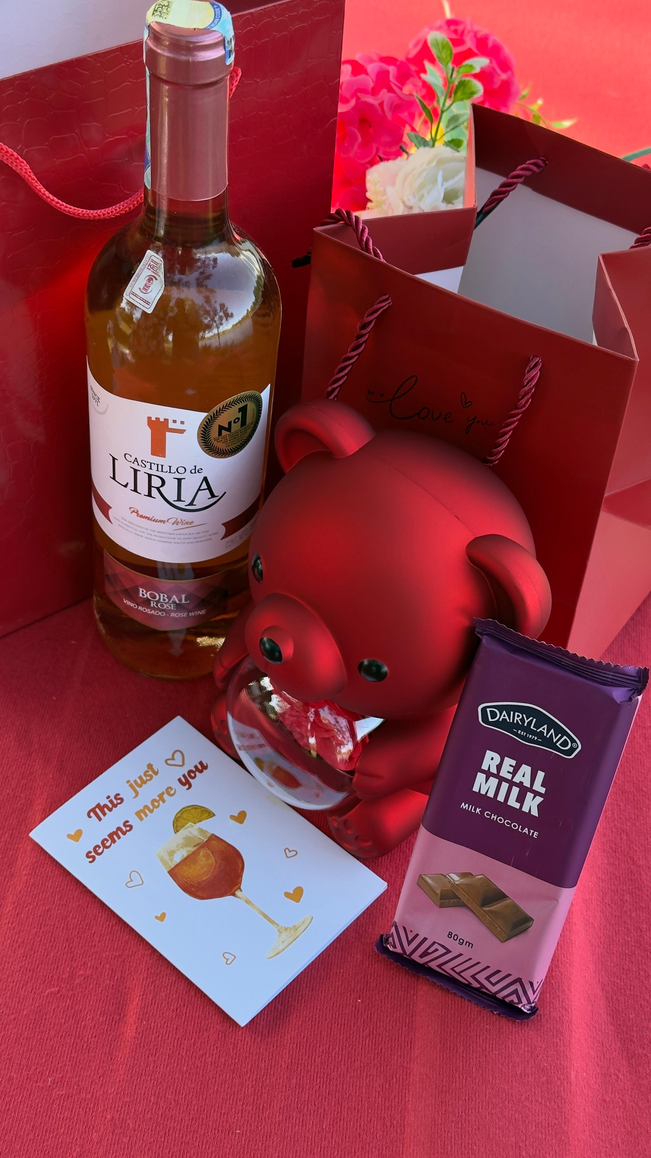 VALENTINES LADIES GIFT SET💞👩‍❤️‍💋‍👩
*❣️Chocolate bar
❣️Necklace/Ring holder Doll
❣️Wine bottle
❣️Card & Bag