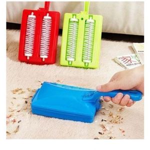 🍂Manual Carpet Brush Mini Vacuum Cleaner🍂Manual carpet brush vacuum cleaner, no electricity and no batteries meaning it can be used in any setting 
Handheld brush which can be used anywhere.It is us