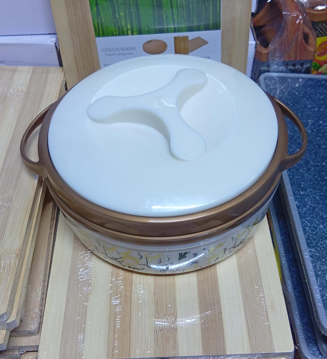 🍲 Beautiful Ceramic Cooking Pot –.🔑 Key Features:
✅ High-quality ceramic finish  
✅ Heat-resistant and easy to clean  
✅ Ideal for both cooking and serving  
✅ Stylish handles for safe carrying