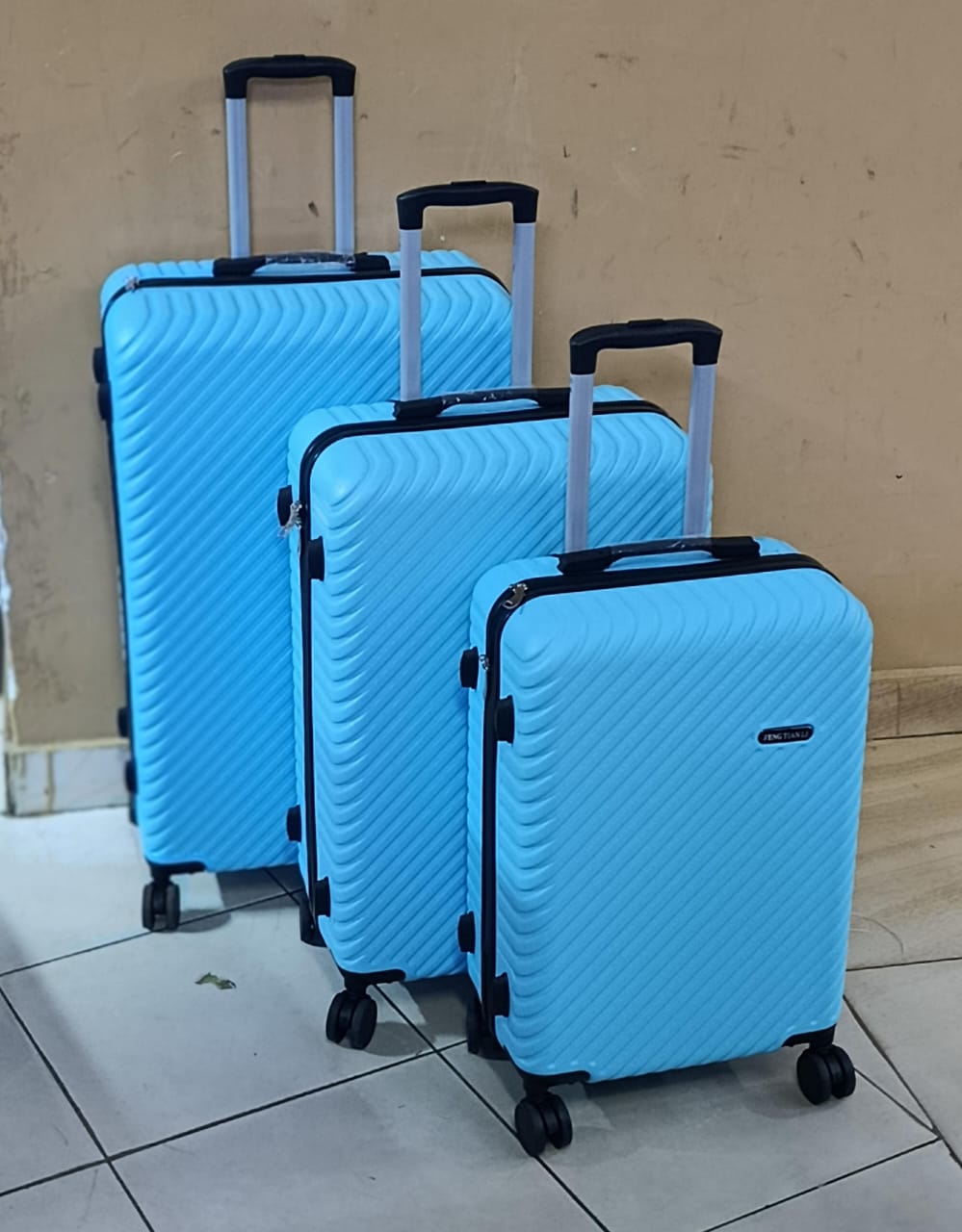 🎉3 in 1 Luxurious Fibre Suitcase*

▪️Zipper closure frame.
▪️360 Easy-glide spinner wheels. 
▪️Telescopic handle system locks in multiple levels to adapt.
▪️Compression straps keep clothing neatly pa