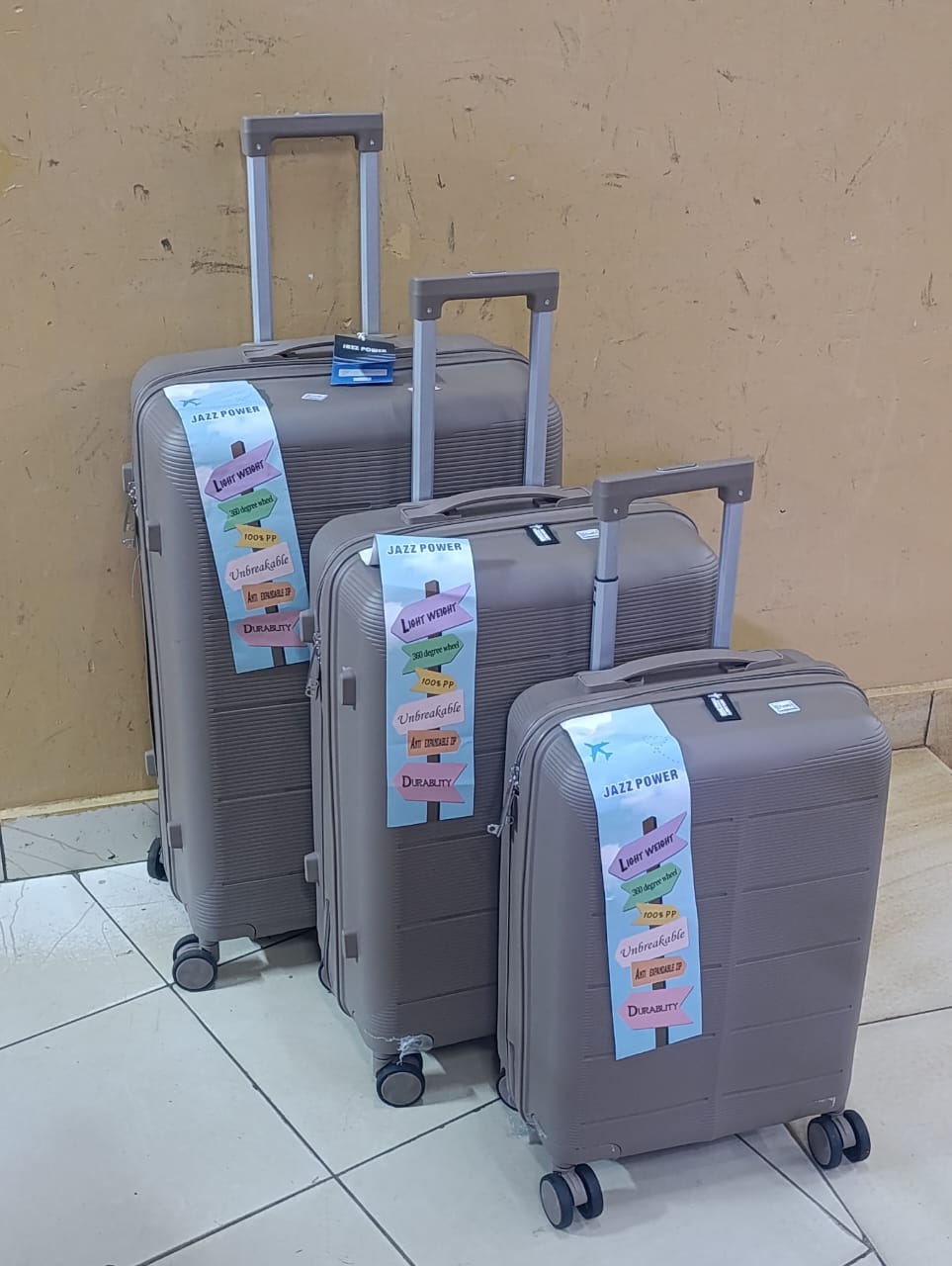 📌📌 3 in 1 Unbreakable PP Suitcase
▪️Zipper closure frame.
▪️360 Easy-glide spinner wheels. 
▪️Telescopic handle system locks in multiple levels to adapt.
▪️Compression straps
Height 66cm,60cm,50cm